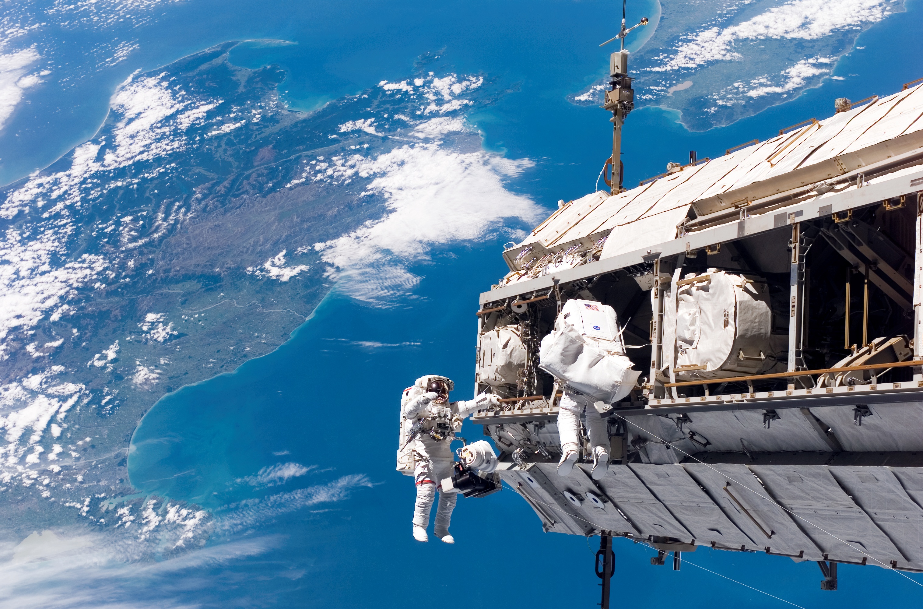 Two spacewalkers. © NASA.